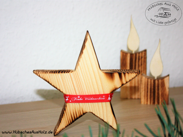 Stern aus Fichtenholz, rustikal geflammt mit rotem Satinband "Frohe Weihnachten"